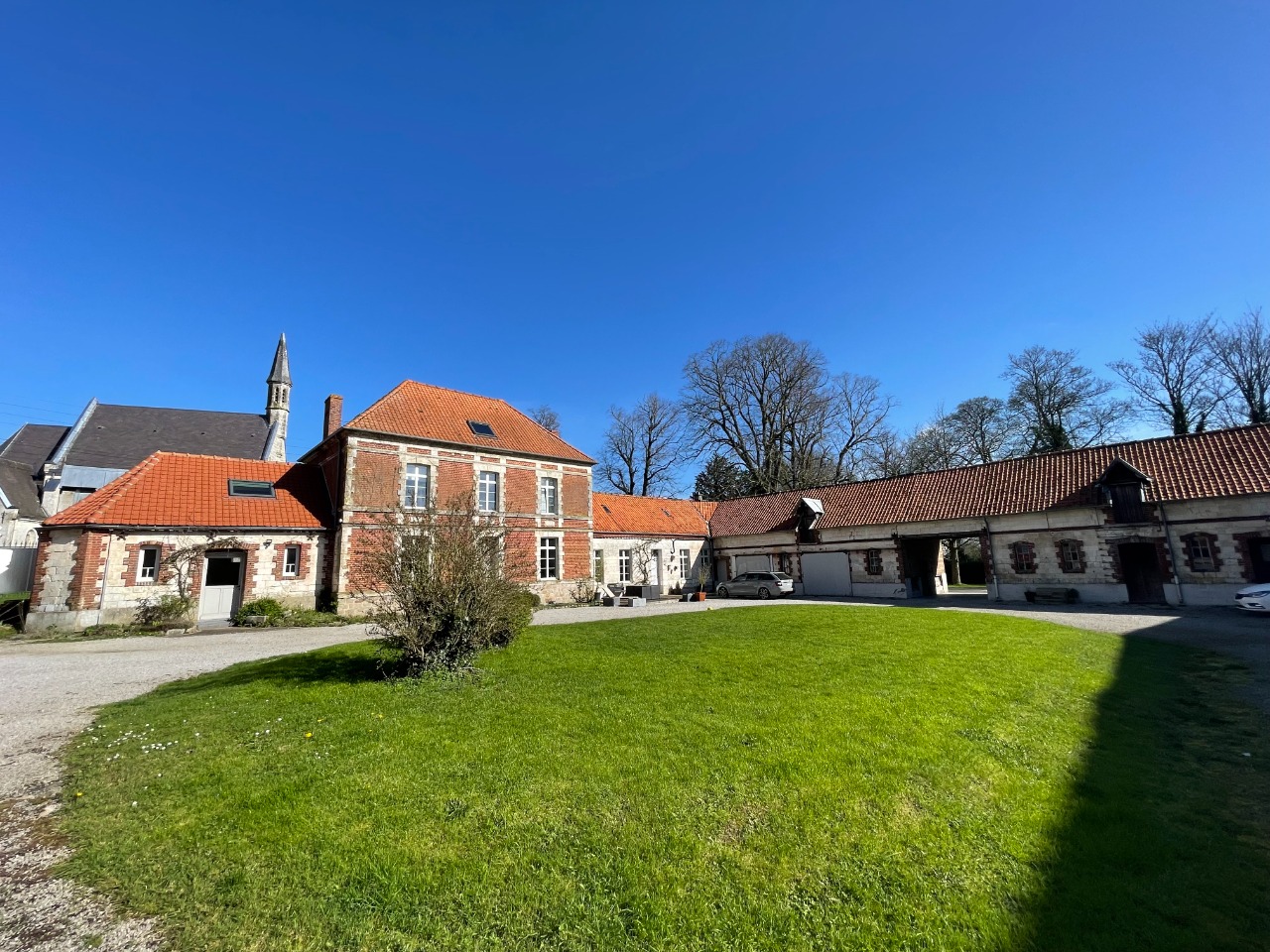 Propriete ferme au carree avec son gite enorme potentiel  Photo 1 - Brique Rouge Immobilier